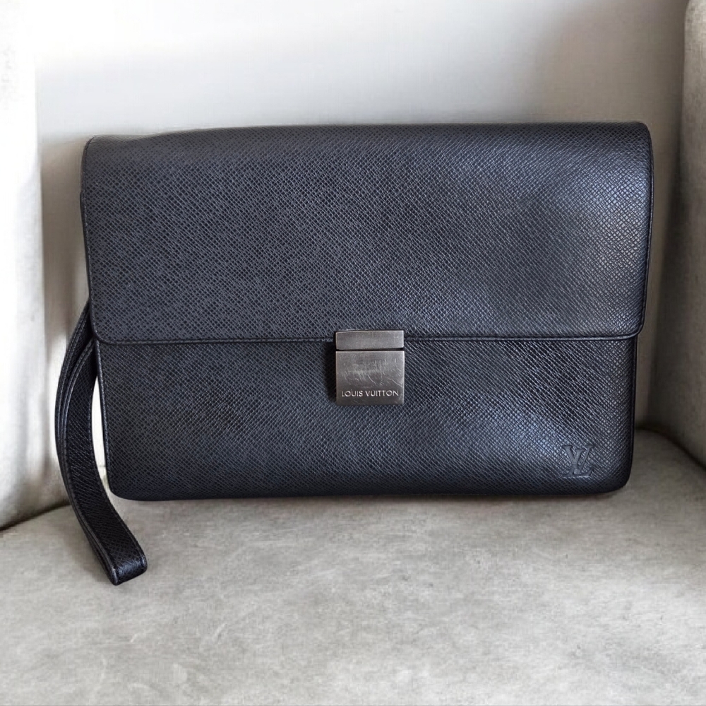 Authentic Louis Vuitton Taiga Selenga clutch